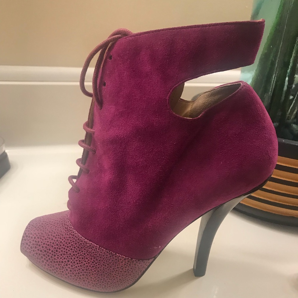 Gorgeous pair of fuscia peep-toe booties